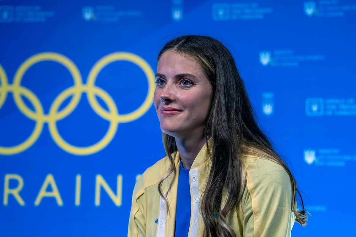 (AP Photo/Hanna Arhirova)
 : Ukrainian high jumper and Olympic gold medalist Yaroslava Mahuchikh poses for a photo at the Ukrainian house at the 2024 Summer Olympics, in Paris, France, Monday, Aug. 5, 2024. 

